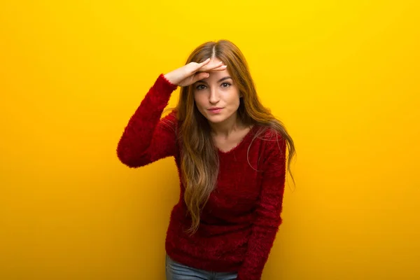 Menina Fundo Amarelo Vibrante Olhando Para Longe Com Mão Para — Fotografia de Stock