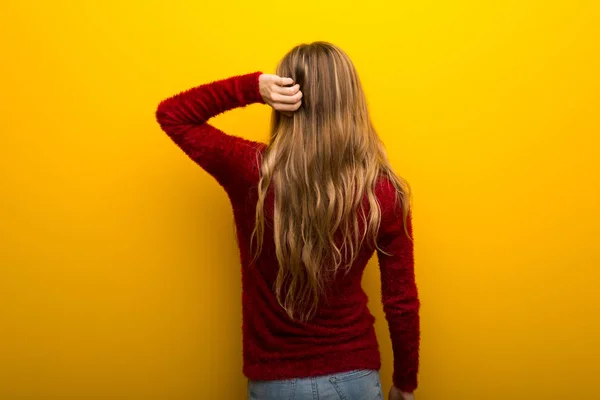 Menina Fundo Amarelo Vibrante Posição Traseira Olhando Para Trás Enquanto — Fotografia de Stock