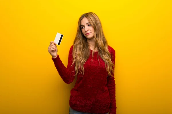 Mladá Dívka Pulzující Žluté Pozadí Kreditní Kartu Bez Peněz — Stock fotografie