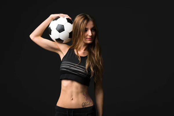 Sport Donna Sfondo Scuro Possesso Pallone Calcio — Foto Stock