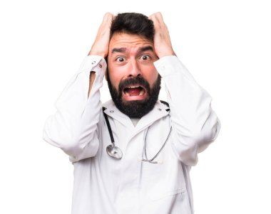 Beyaz arka plan üzerinde hayal kırıklığına uğramış genç doktor