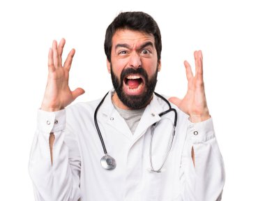 Beyaz arka plan üzerinde hayal kırıklığına uğramış genç doktor