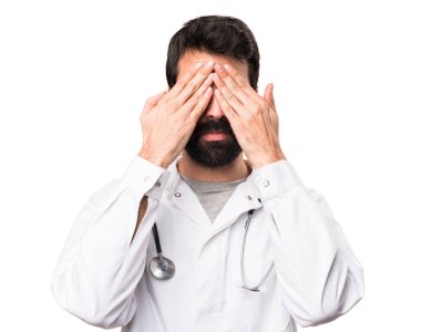 Genç doktor gözleri beyaz zemin üzerine kaplama