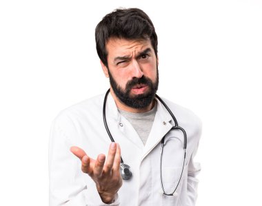Beyaz arka plan üzerinde yorgun genç doktor