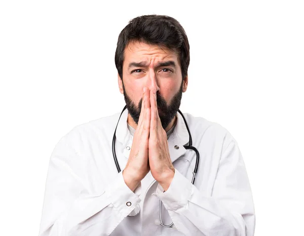 Joven Médico Suplicando Sobre Fondo Blanco — Foto de Stock