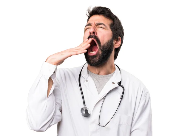 Joven Médico Bostezando Sobre Fondo Blanco — Foto de Stock