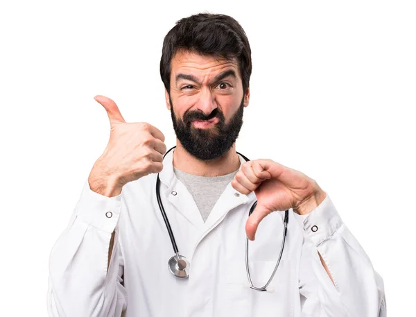 Junger Arzt Macht Gutes Schlechtes Zeichen Auf Weißem Hintergrund — Stockfoto