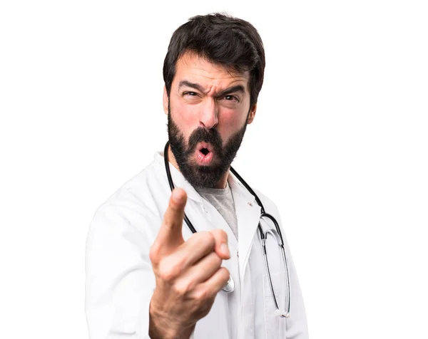 Νέος Γιατρός Φωνάζοντας Λευκό Φόντο — Φωτογραφία Αρχείου