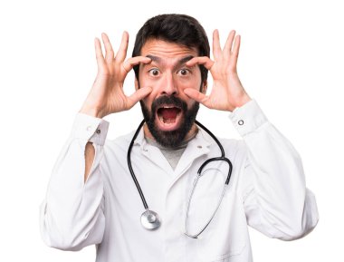 Genç doktor bir şey beyaz arka plan üzerinde gösterilen