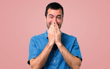 Mavi gömlek, pembe arka plan gülüyor ile yakışıklı adam