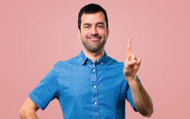 Mavi gömlek sayım bir yakışıklı adamla imzalamak, pembe arka plan