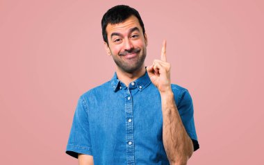 Mavi gömlek sayım bir yakışıklı adamla imzalamak, pembe arka plan