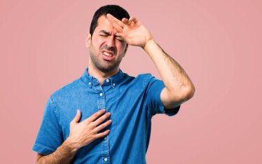 Mavi gömlek pembe arka plan ateş ile yakışıklı