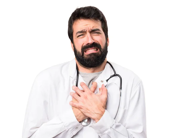 Junger Arzt Mit Herzschmerzen Auf Weißem Hintergrund — Stockfoto