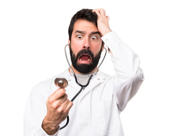 Jeune Médecin Avec Stéthoscope Sur Fond Blanc — Photo