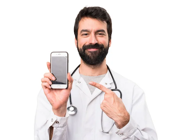 Jovem Médico Conversando Com Celular Fundo Branco — Fotografia de Stock