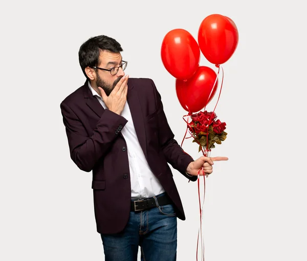 Человек День Святого Валентина Показывает Пальцем Сторону Удивленным Лицом Изолированном — стоковое фото