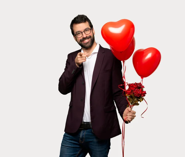 Mann Valentinstag Zeigt Mit Selbstbewusstem Gesichtsausdruck Auf Einsamen Grauen Hintergrund — Stockfoto