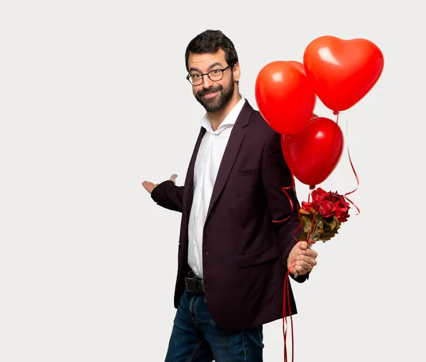 Hombre San Valentín Señalando Hacia Atrás Presentando Producto Sobre Fondo —  Fotos de Stock