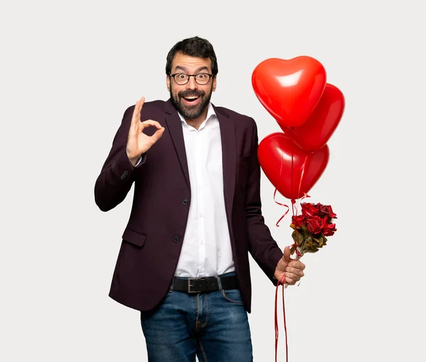Человек День Святого Валентина Показывает Знак Давая Большой Палец Вверх — стоковое фото