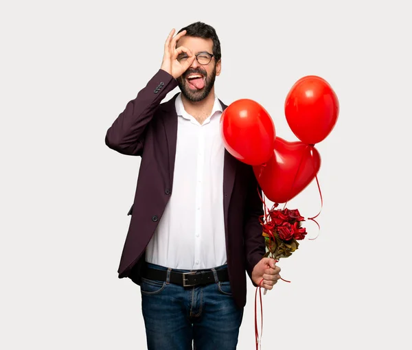 Man Valentijn Maakt Grappige Gek Gezicht Emotie Geïsoleerde Grijze Achtergrond — Stockfoto