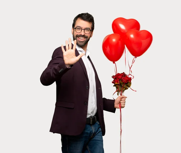 Человек День Святого Валентина Считает Пять Пальцами Изолированном Сером Фоне — стоковое фото