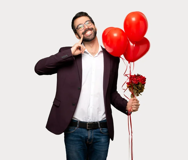Человек День Святого Валентина Улыбается Счастливым Приятным Выражением Изолированном Сером — стоковое фото