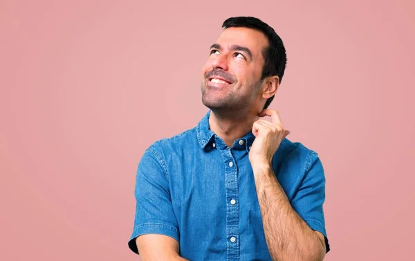 Pohledný Muž Modrou Košili Stál Přemýšlel Myšlenka Růžovém Pozadí — Stock fotografie