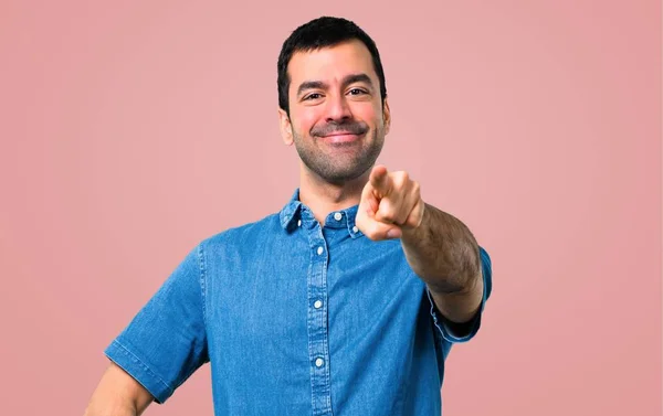 Pohledný Muž Modrou Košili Body Prstem Sebe Růžovém Pozadí — Stock fotografie