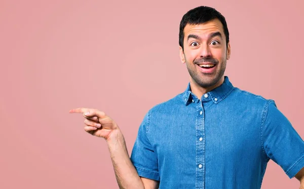 Homem Bonito Com Camisa Azul Apontando Dedo Para Lado Apresentando — Fotografia de Stock