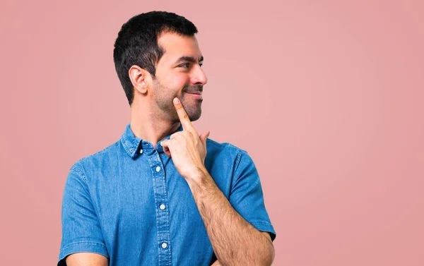 Bonito Homem Com Camisa Azul Olhando Para Lado Fundo Rosa — Fotografia de Stock