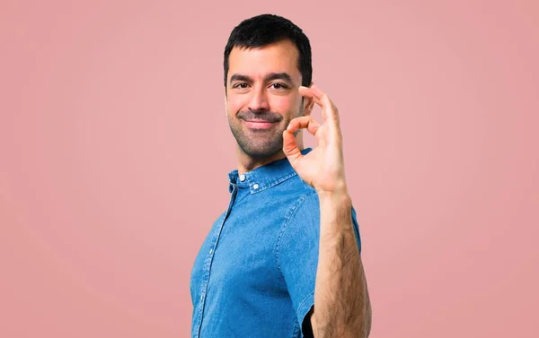 Hombre Guapo Con Camisa Azul Mostrando Signo Con Los Dedos — Foto de Stock