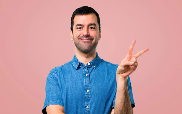 Hombre Guapo Con Camisa Azul Sonriendo Mostrando Signo Victoria Sobre — Foto de Stock