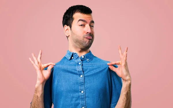 Hombre Guapo Con Camisa Azul Orgulloso Auto Satisfecho Amor Concepto — Foto de Stock