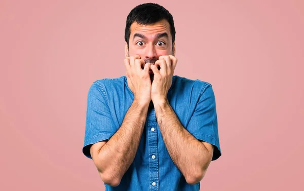 Homem Bonito Com Camisa Azul Pouco Nervoso Assustado Fundo Rosa — Fotografia de Stock