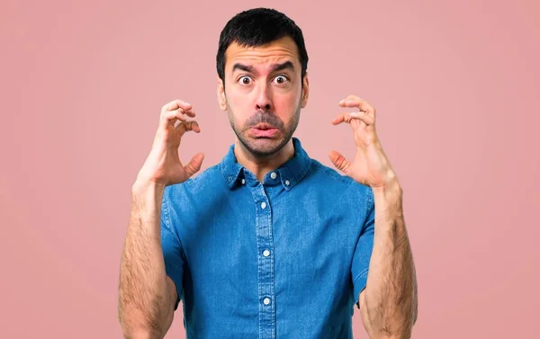 Beau Homme Avec Chemise Bleue Agacé Colère Dans Geste Furieux — Photo