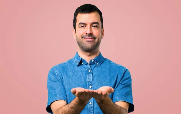 Schöner Mann Mit Blauem Hemd Der Imaginäre Kopien Auf Der — Stockfoto