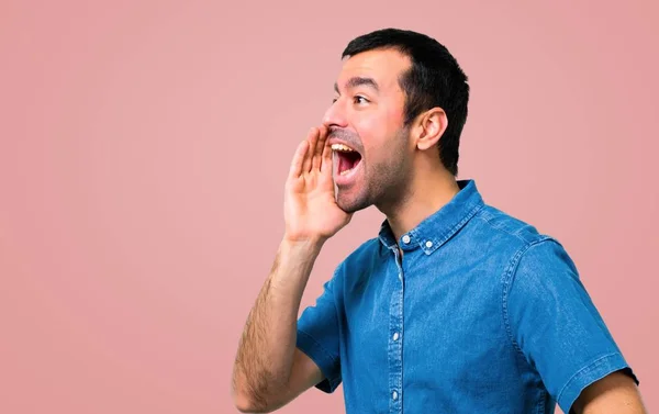 Knappe Man Met Een Blauw Shirt Met Mond Wijd Open — Stockfoto