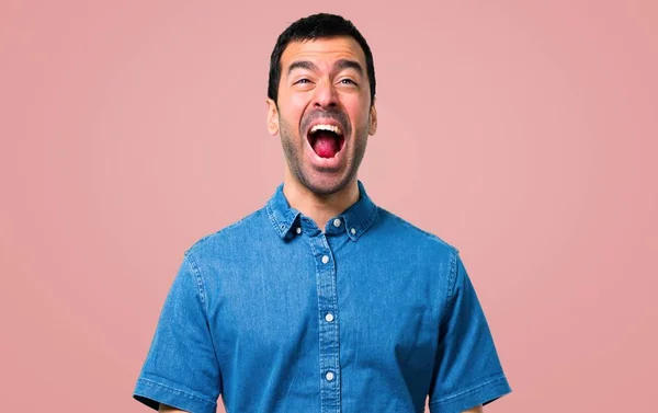 Bonito Homem Com Camisa Azul Gritando Com Boca Bem Aberta — Fotografia de Stock