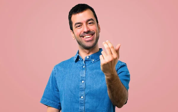 Hombre Guapo Con Camisa Azul Presentando Invitando Venir Fondo Rosa —  Fotos de Stock