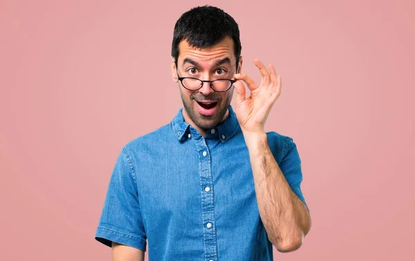 Schöner Mann Mit Blauem Hemd Und Brille Auf Rosa Hintergrund — Stockfoto