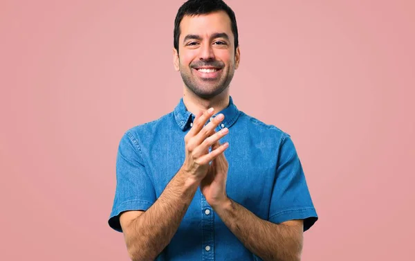 Schöner Mann Mit Blauem Hemd Applaudiert Auf Rosa Hintergrund — Stockfoto