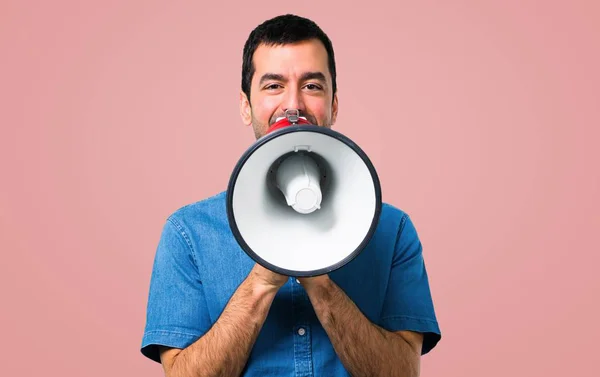 Beau Homme Avec Chemise Bleue Tenant Mégaphone Sur Fond Rose — Photo