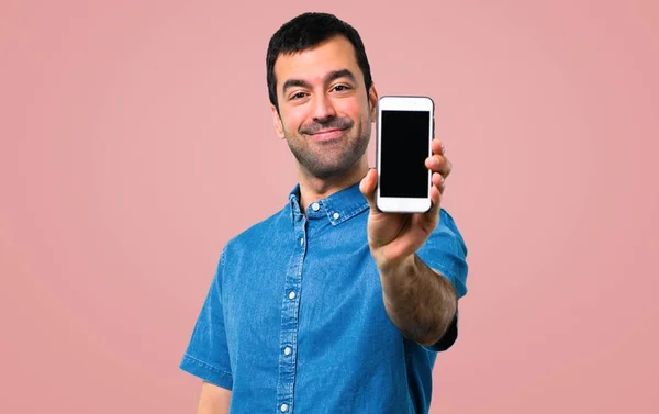 Bonito Homem Com Camisa Azul Conversando Com Celular Fundo Rosa — Fotografia de Stock