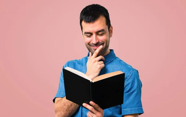 Przystojny Mężczyzna Niebieską Koszulę Czytając Książkę Różowym Tle — Zdjęcie stockowe