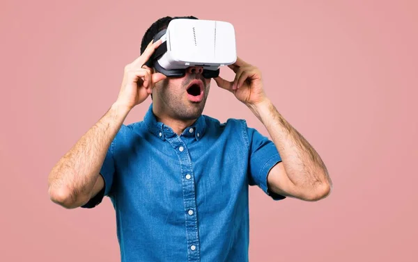 Hombre Guapo Con Camisa Azul Usando Gafas Sobre Fondo Rosa — Foto de Stock