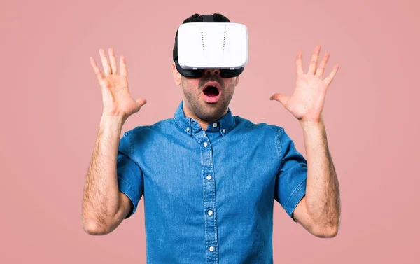 Hombre Guapo Con Camisa Azul Usando Gafas Sobre Fondo Rosa — Foto de Stock