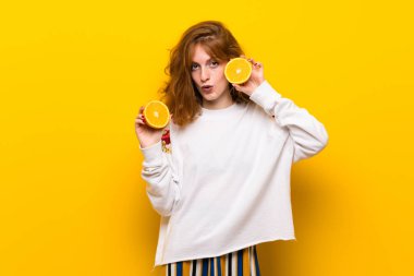 Genç Kızıl saçlı kadın portakal dilimleri ile