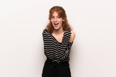 Beyaz duvar kazanan konum bir zaferini kutluyor genç Kızıl saçlı kadın