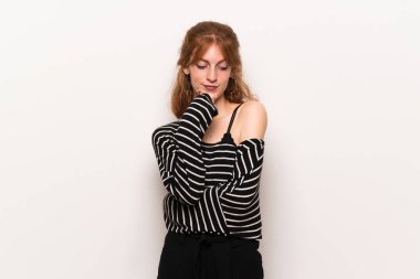 Beyaz duvar ile çene yandan bakıyordu genç Kızıl saçlı kadın